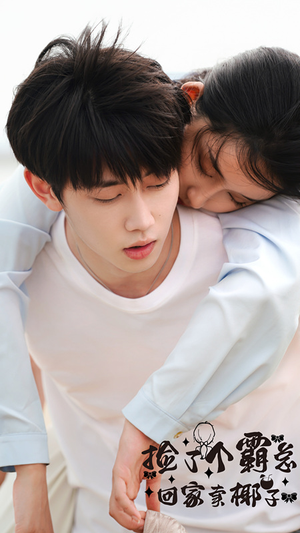 捡了个霸总回家卖椰子(70集) 捡了个霸总回家卖椰子(70集)上热门短剧