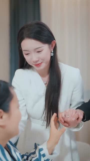 轻拥他的月亮(100集) 轻拥他的月亮(100集)解说