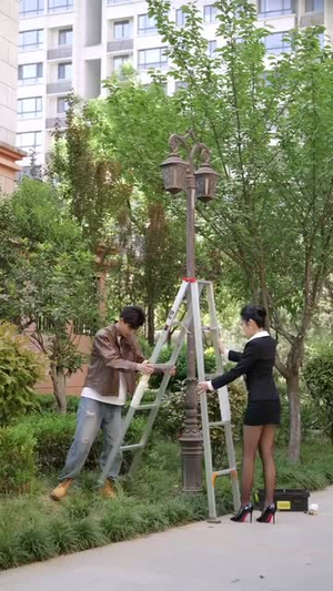 顶级维修工隔壁太太请我修水管 (52集) 顶级维修工隔壁太太请我修水管 (52集)精彩短剧热播